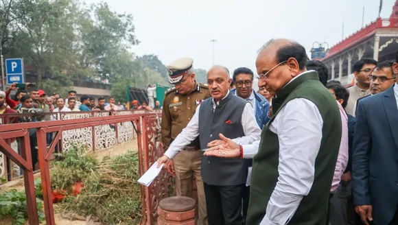 Delhi LG castigates poor sanitation, sidewalk condition in Chandni Chowk