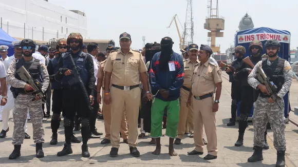 Indian Navy hands over nine Somali pirates to Mumbai Police