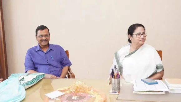 Kejriwal meets Mamata to garner support for fight against Central ordinance