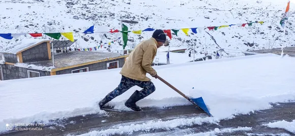 Snowfall in Himachal: Tourists rescued, stranded vehicles moved to safer areas