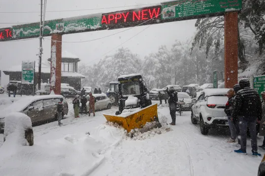 Road, air traffic affected by snowfall in Kashmir, avalanche warning issued for hilly areas