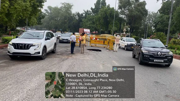 New Delhi: Traffic disrupted near India Gate as road caves in