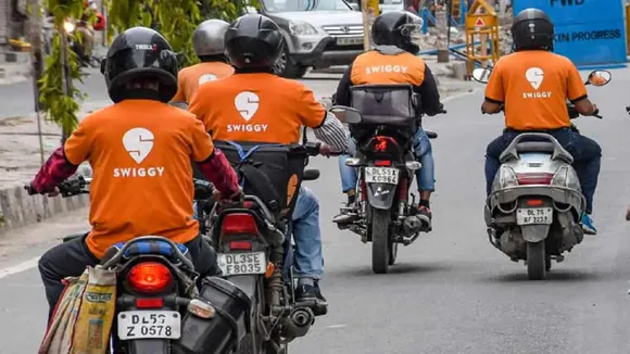 Swiggy partners with apna to hire 10,000 gig workers from tier 2, tier 3 cities
