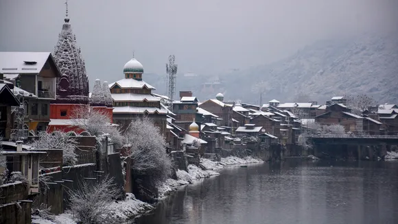 Srinagar gets second snowfall of winter