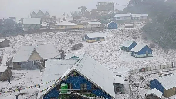 Tourists revel as season's first snowfall blankets Bengal’s highest point Sandakphu
