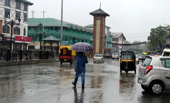 Inclement weather dampens shoppers' spirits ahead of Eid in Kashmir