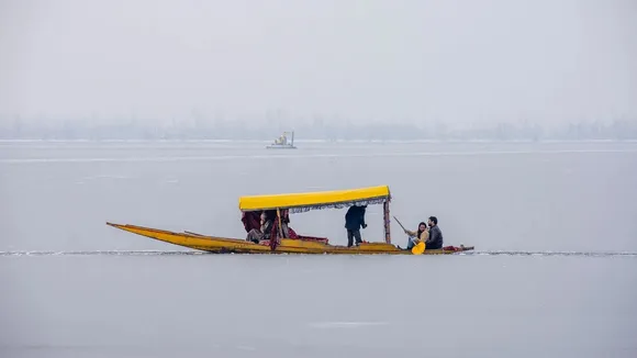 Intense cold wave grips Kashmir valley, water bodies freeze