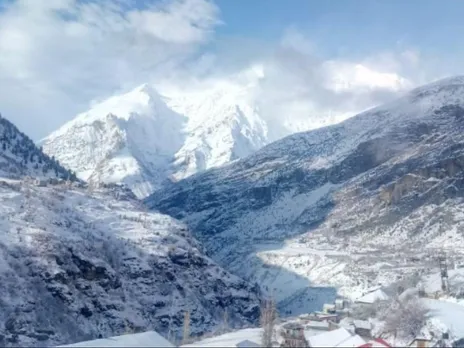 Fresh snowfall, rain brings down mercury in Himachal Pradesh