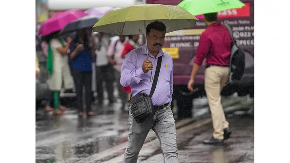 Unseasonal rain with lightning and thunderstorm in Mumbai