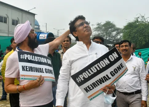 'Pollution on, Kejriwal gone': Congress demands CM's resignation