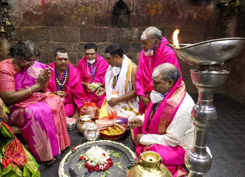 President Droupadi Murmu pays obeisance at Baba Baidyanath temple