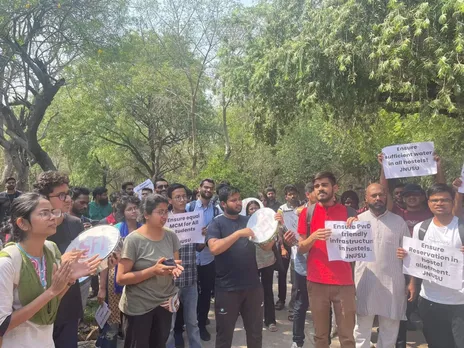 JNU students protest delay in allotment of hostel rooms