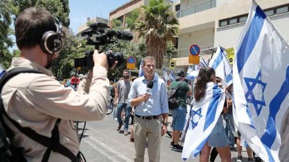 A Western reporter in Israel. Reporting from within conflict zones can help reveal lesser-known aspects of the situation, broadening the scope of coverage and drawing on a wider array of sources.