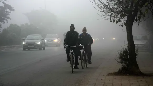 Delhi weather: Minimum temperature at 11.4 deg C, fog in parts of city