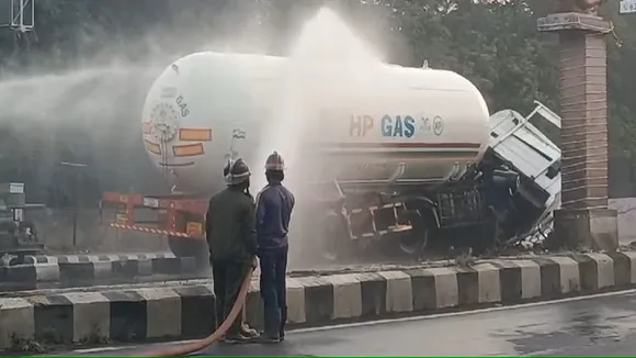 Gas leakage after LPG tanker hits flyover side wall in Chhatrapati Sambhajinagar