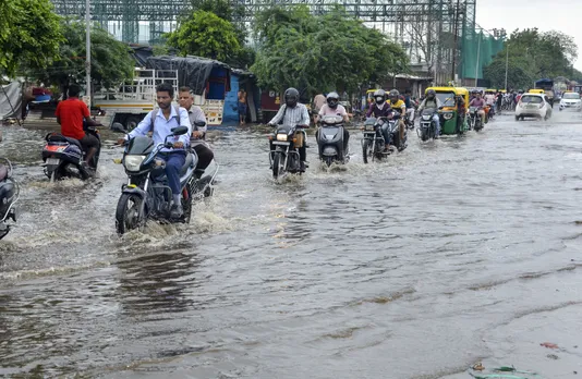 Heavy rain in Gujarat causes waterlogging; Mahuva taluka in Surat gets 302 mm
