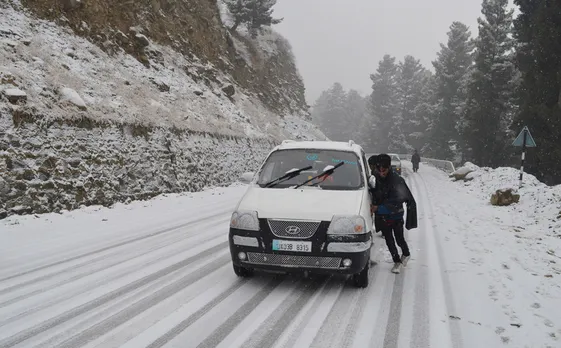 J-K: Fresh snowfall shuts national highway, flight operations affected