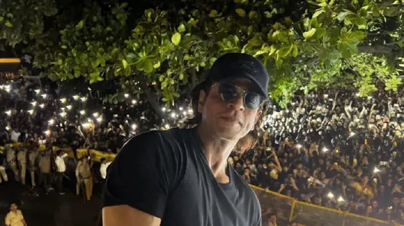 Mobile phones of 17 Shah Rukh Khan fans stolen as hundreds gather outside his Mumbai home
