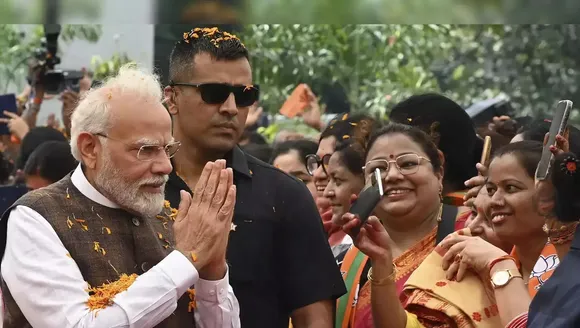 PM Modi welcomed by BJP Mahila Morcha cadre at Jaipur rally venue