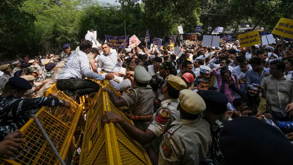 AAP workers on street against arrest of Sanjay Singh