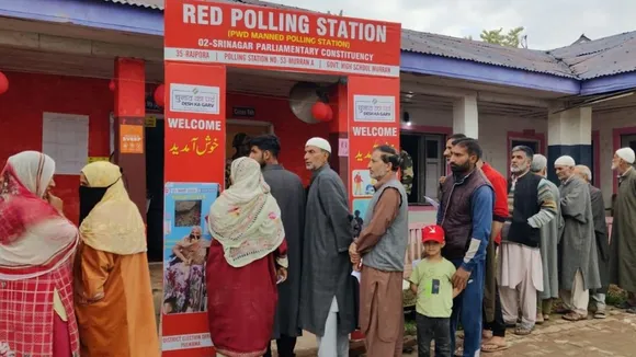 Voters queue up in Srinagar to vote for the first time without Article 370