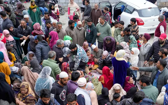 Kashmir: On Navroz, hundreds let leeches suck their blood as tradition