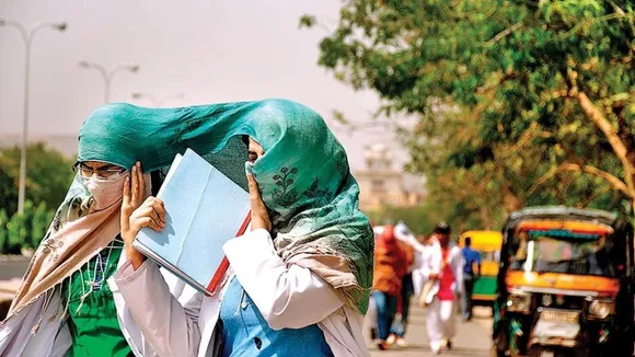 Delhi records a low of 22.2 deg C, max temp likely to touch 37 deg C