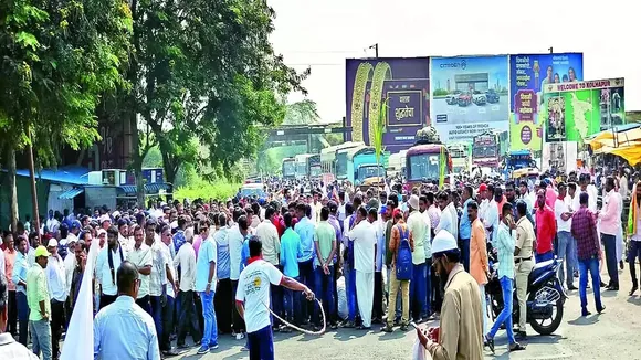 Sugarcane farmers block Mumbai-Bengaluru highway at Kolhapur over financial demands