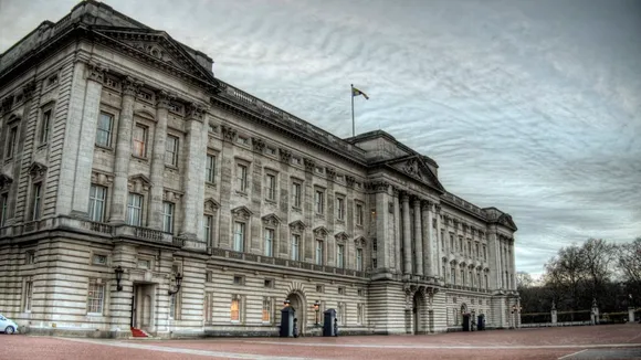 Man throws shotgun cartridges into Buckingham Palace grounds; arrested