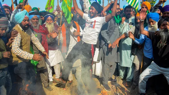 Farmers protest: SKM observes 'black day', burns effigies of BJP leaders