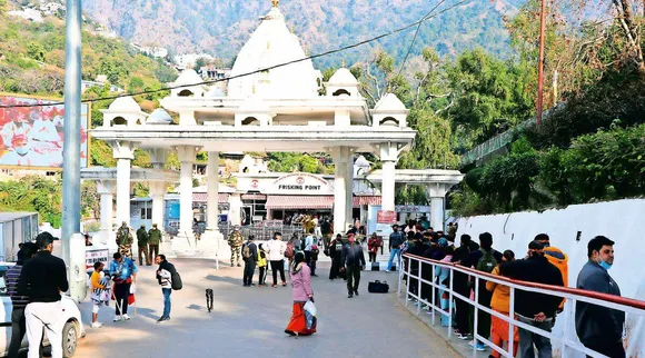 Over 1.27 lakh pilgrims visit Vaishno Devi shrine in first 3 days of Navratra