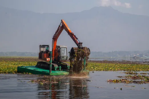 Dal Lake cleaning on in double shifts for G20 meeting in Srinagar