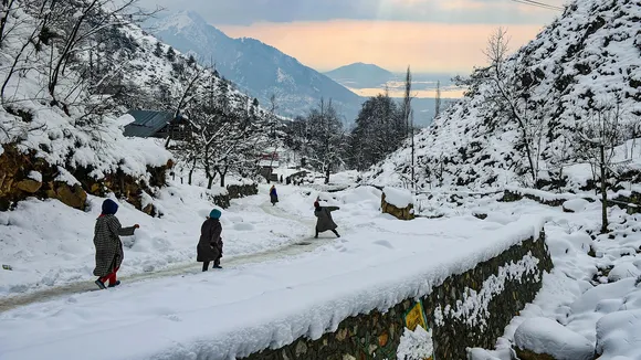 Cold wave in Kashmir, several places record minimum temp below minus 3 Deg C