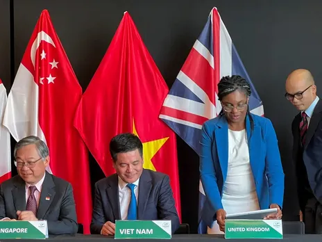 UK signs treaty to join Trans-Pacific free trade bloc