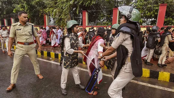 Aanganwadi workers’ protest rocks Bihar assembly; police uses water canons
