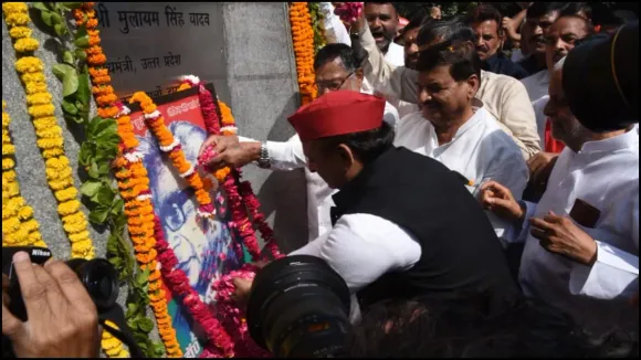 Akhilesh Yadav pays tributes to Ram Manohar Lohia on his death anniversary