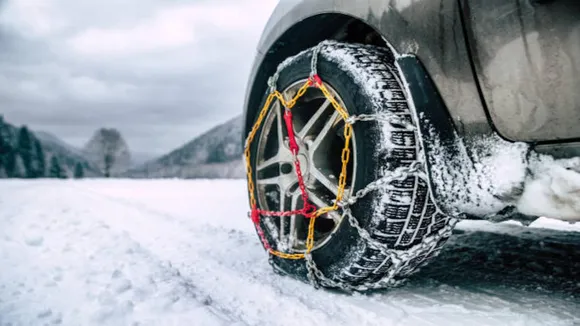 Ladakh admin makes anti-skid chains mandatory for vehicles plying on snow-covered roads