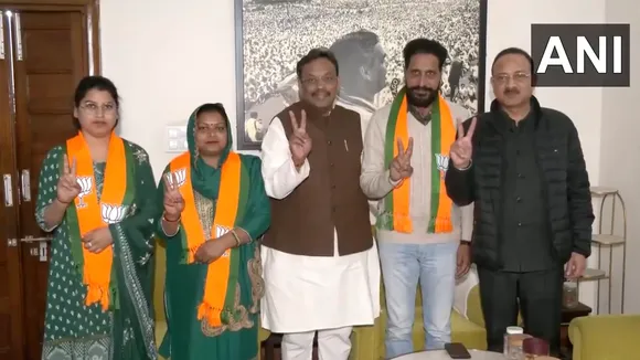 Chandigarh mayor resigns, 3 AAP councillors join BJP ahead of SC hearing