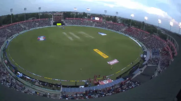 Floodlights malfunction leads to near-30 minute delay in KKR's chase vs PBKS