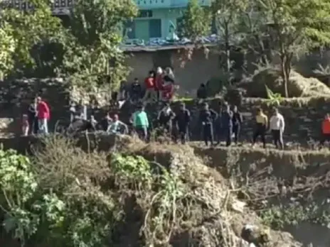 Uttarakhand: Stone pelting on India-Nepal border, traders block bridge