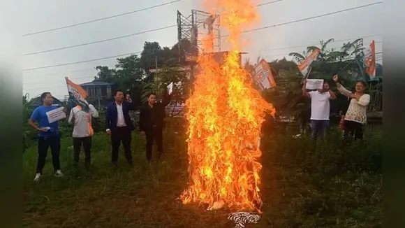 APYC protests Manipur incident, burns effigies of PM, HM