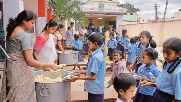 Naveen Patnaik sanctions Rs 117 crore for cooks, helpers of midday meal scheme