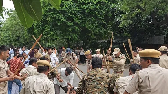 Police lathi-charge BJYM members protesting against Bhilwara incident