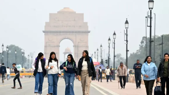 Sunny morning in Delhi, minimum temperature at 9.5 deg C