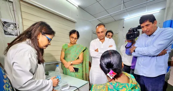 Karnataka health minister Dinesh Gundurao visits mohalla clinic in Delhi