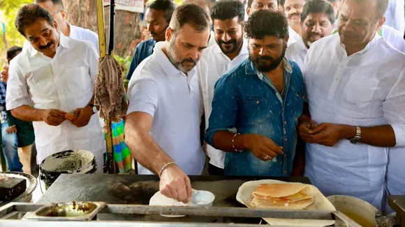 Telangana polls: From making Dosas at eateries to street dances, politicians innovate ways to impress voters