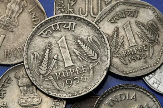 Independent candidate in poll-bound Karnataka hands out election deposit fee in one rupee coins