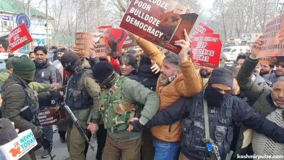 Protest held against eviction drive near Srinagar's Lal Chowk