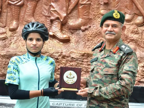 MP cyclist travelling solo across country meets Northern Army commander in J-K's Udhampur