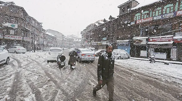 Light snowfall ends 2-month long dry spell in Kashmir